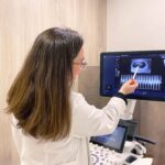 Tambre's dra médica, Laura García de Miguel looks at an ultrasound scan.