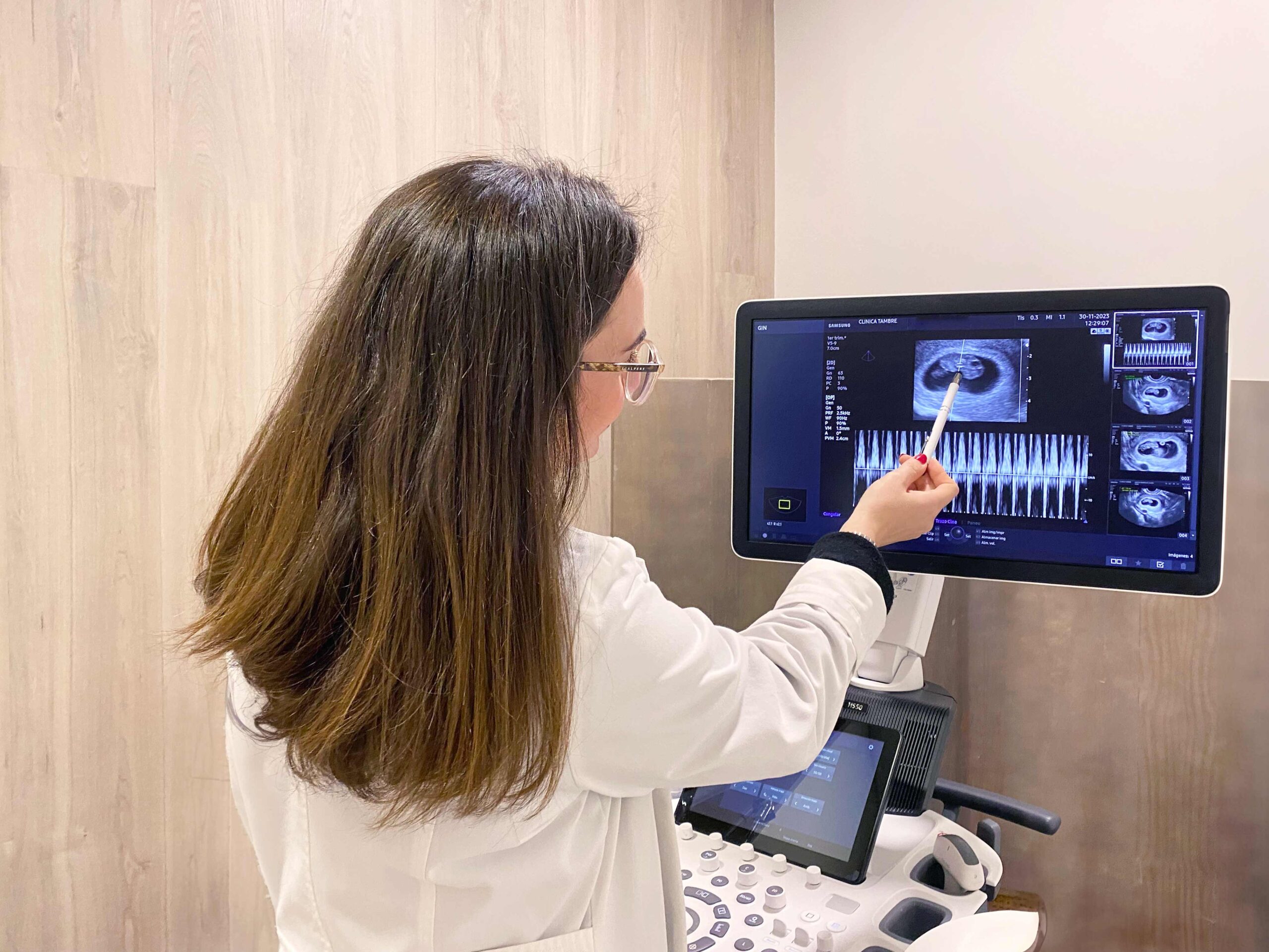 Tambre's dra médica, Laura García de Miguel looks at an ultrasound scan.